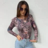 Bluzka Zoe w kwiaty BYME – czekoladowa