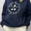 bluza bawełniana z kapturem Mickey granatowa bluza z kapturem i nadrukiem szara bluza z kapturem i kieszenią damska bluza bawełniana oversize bluza z kapturem w stylu vintage wygodna bluza damska na co dzień bluza z kieszenią kangurką stylizacja z bluzą i jasnymi spodniami