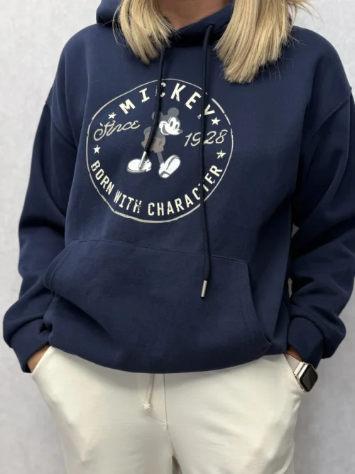 bluza bawełniana z kapturem Mickey granatowa bluza z kapturem i nadrukiem szara bluza z kapturem i kieszenią damska bluza bawełniana oversize bluza z kapturem w stylu vintage wygodna bluza damska na co dzień bluza z kieszenią kangurką stylizacja z bluzą i jasnymi spodniami