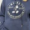 bluza bawełniana z kapturem Mickey granatowa bluza z kapturem i nadrukiem szara bluza z kapturem i kieszenią damska bluza bawełniana oversize bluza z kapturem w stylu vintage wygodna bluza damska na co dzień bluza z kieszenią kangurką stylizacja z bluzą i jasnymi spodniami