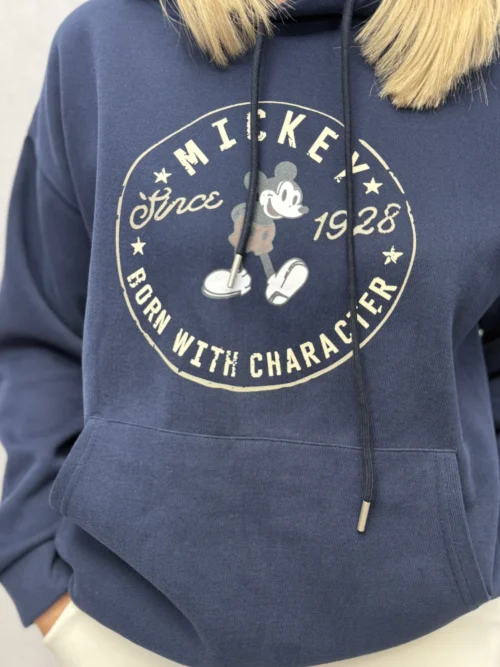 bluza bawełniana z kapturem Mickey granatowa bluza z kapturem i nadrukiem szara bluza z kapturem i kieszenią damska bluza bawełniana oversize bluza z kapturem w stylu vintage wygodna bluza damska na co dzień bluza z kieszenią kangurką stylizacja z bluzą i jasnymi spodniami