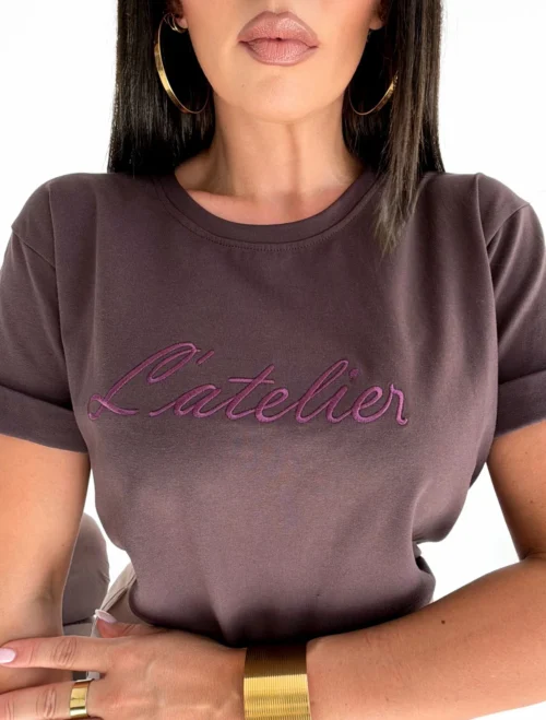 T-shirt czekoladowy z haftem XANA