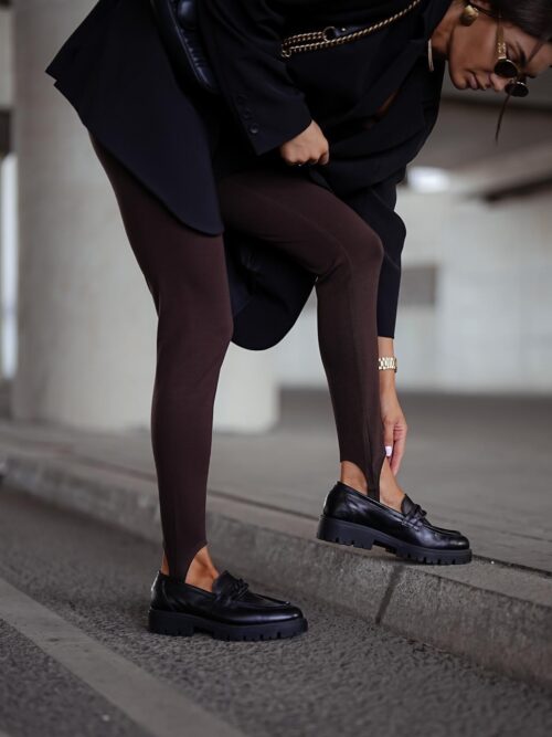 legginsy z wysokim stanem i stopką damskie legginsy ze stopką legginsy modelujące sylwetkę elastyczne legginsy damskie Made in Poland legginsy do marynarki i mokasynów gładkie legginsy damskie z wysokim stanem legginsy damskie do codziennych stylizacji wygodne legginsy z dopasowanym krojem