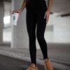legginsy z wysokim stanem i stopką damskie legginsy ze stopką legginsy modelujące sylwetkę elastyczne legginsy damskie Made in Poland legginsy do marynarki i mokasynów gładkie legginsy damskie z wysokim stanem legginsy damskie do codziennych stylizacji wygodne legginsy z dopasowanym krojem