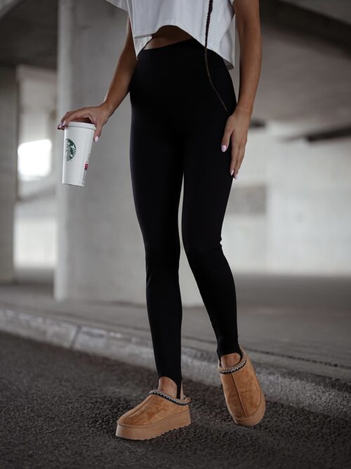 legginsy z wysokim stanem i stopką damskie legginsy ze stopką legginsy modelujące sylwetkę elastyczne legginsy damskie Made in Poland legginsy do marynarki i mokasynów gładkie legginsy damskie z wysokim stanem legginsy damskie do codziennych stylizacji wygodne legginsy z dopasowanym krojem