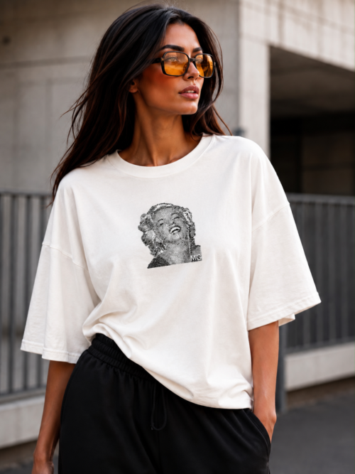 T-shirt Marilyn Monroe ME GUSTA T-shirt damski z nadrukiem ME GUSTA Oversizowy T-shirt damski ME GUSTA T-shirt damski z portretowym nadrukiem T-shirt ME GUSTA polska produkcja Koszulka damska oversize z grafiką