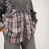 Koszula Denim Duo damska z kratą Koszula jeansowa z bawełnianą kratą Koszula damska z przecieranym denimem Koszula patchworkowa denim i krata Koszula Denim Duo rozmiar uniwersalny Koszula damska z postrzępionymi detalami Koszula jeansowa z kontrastową kratą