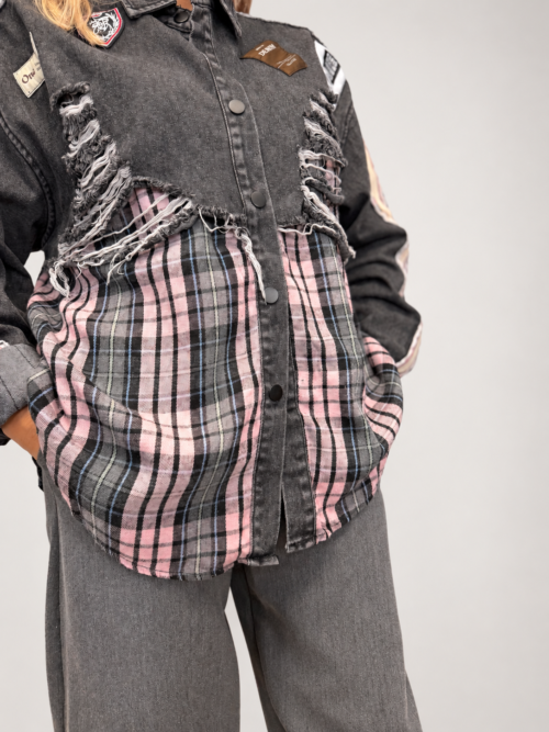 Koszula Denim Duo damska z kratą Koszula jeansowa z bawełnianą kratą Koszula damska z przecieranym denimem Koszula patchworkowa denim i krata Koszula Denim Duo rozmiar uniwersalny Koszula damska z postrzępionymi detalami Koszula jeansowa z kontrastową kratą