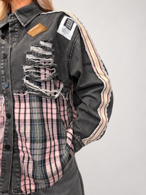 Koszula Denim Duo damska z kratą Koszula jeansowa z bawełnianą kratą Koszula damska z przecieranym denimem Koszula patchworkowa denim i krata Koszula Denim Duo rozmiar uniwersalny Koszula damska z postrzępionymi detalami Koszula jeansowa z kontrastową kratą
