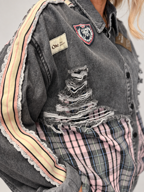 Koszula Denim Duo damska z kratą Koszula jeansowa z bawełnianą kratą Koszula damska z przecieranym denimem Koszula patchworkowa denim i krata Koszula Denim Duo rozmiar uniwersalny Koszula damska z postrzępionymi detalami Koszula jeansowa z kontrastową kratą