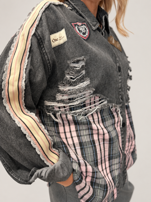 Koszula Denim Duo damska z kratą Koszula jeansowa z bawełnianą kratą Koszula damska z przecieranym denimem Koszula patchworkowa denim i krata Koszula Denim Duo rozmiar uniwersalny Koszula damska z postrzępionymi detalami Koszula jeansowa z kontrastową kratą