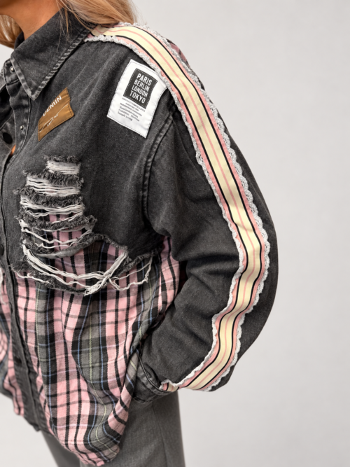 Koszula Denim Duo damska z kratą Koszula jeansowa z bawełnianą kratą Koszula damska z przecieranym denimem Koszula patchworkowa denim i krata Koszula Denim Duo rozmiar uniwersalny Koszula damska z postrzępionymi detalami Koszula jeansowa z kontrastową kratą